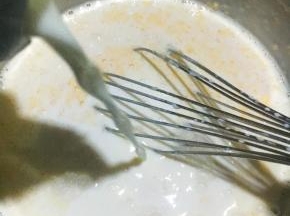 打入4个鸡蛋拌开，