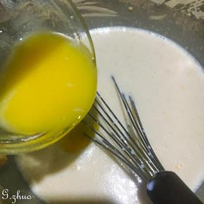 黄油隔热水融化开倒入面糊搅拌均匀。