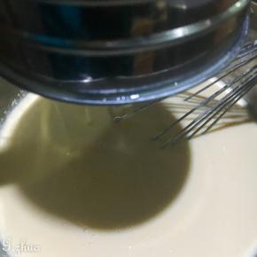 过筛面糊2-3次。