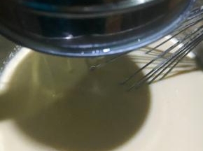 过筛面糊2-3次。