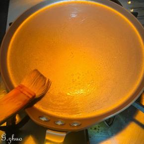 过筛面糊2-3次。