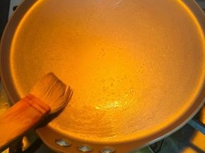 过筛面糊2-3次。