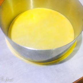 待全部煎完后用8寸慕斯模具扣压出工整的圆，去除边缘。（不压扣也行，随意）