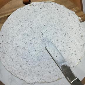 奶油打至9成发加入奥利奥碎末拌匀，一层饼皮一层奶油馅，以此类推即可，制做完全成放入冰箱冷藏1-2小时至奶油定型，更易切出工整的层次。