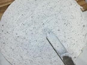 奶油打至9成发加入奥利奥碎末拌匀，一层饼皮一层奶油馅，以此类推即可，制做完全成放入冰箱冷藏1-2小时至奶油定型，更易切出工整的层次。