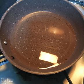 以上配方适用于学厨11寸香槟金色不粘正方形加高古早蛋糕模具一份用量，
色拉油上锅小火加热，不要太热会把面粉给烫焦，大概加热10秒左右。