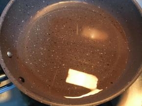 以上配方适用于学厨11寸香槟金色不粘正方形加高古早蛋糕模具一份用量，
色拉油上锅小火加热，不要太热会把面粉给烫焦，大概加热10秒左右。