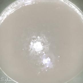 过筛进面粉，杏仁粉边筛边搅拌匀。