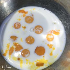 过筛进面粉，杏仁粉边筛边搅拌匀。