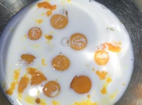 过筛进面粉，杏仁粉边筛边搅拌匀。