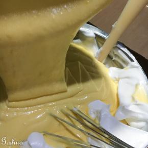 拌匀后的蛋黄糊再倒回剩下的蛋清中进行翻拌匀。