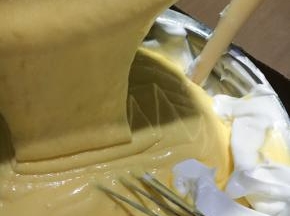 拌匀后的蛋黄糊再倒回剩下的蛋清中进行翻拌匀。