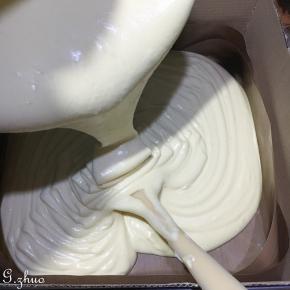 倒入铺好油布的模具中，油布四周铺上硬纸片，有助蛋糕长高不易回落。