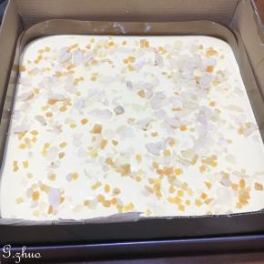 表面散上自己喜欢吃的果仁，我放了干的芒果粒和杏仁片。