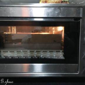 东菱烤箱上下火150度预热5分钟，再放入蛋糕进烤盘中，中下层烘烤90分钟，