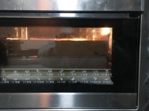 东菱烤箱上下火150度预热5分钟，再放入蛋糕进烤盘中，中下层烘烤90分钟，