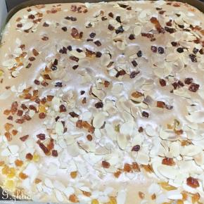 出炉后提起油纸剥去即可，无需冷却。蛋糕表面我淋的是酸奶，散上果仁，美味。