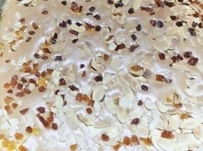 出炉后提起油纸剥去即可，无需冷却。蛋糕表面我淋的是酸奶，散上果仁，美味。