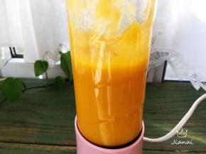 搅打成稀稠刚好的果汁，放进冰箱冷藏口感更好。