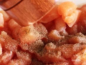 磨入黑胡椒碎，拌匀腌制三十分钟入味。