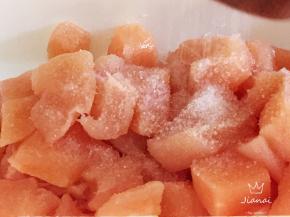 鸡胸肉切成约1.5厘米见方的小丁，磨入细海盐。