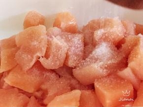 鸡胸肉切成约1.5厘米见方的小丁，磨入细海盐。