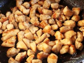 煎到鸡胸肉四面都呈微微焦黄色即可。