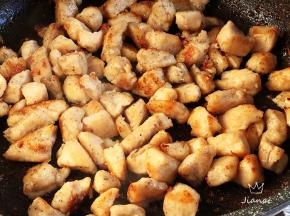 煎到鸡胸肉四面都呈微微焦黄色即可。