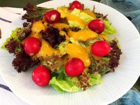 最后一层放上樱桃小萝卜，小萝卜提前打花刀。