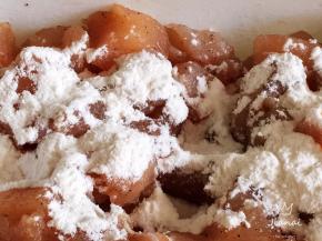 撒上干面粉，把鸡肉裹一层薄薄的面粉，搅拌均匀，使每一块鸡胸肉都被裹上干粉。