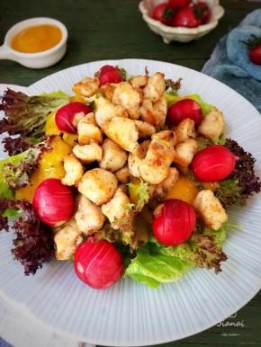 煎好的鸡胸肉放在顶层，一道几乎没有油的沙拉做好了，整道沙拉是用果汁来调味，只有鸡胸肉加了少许盐，口感还是顶级的美味，维生素、粗纤维绝对是满满地，儿媳妇减肥期间最常见的就是这盘菜。