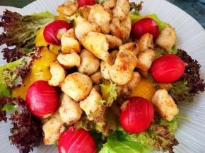 煎好的鸡胸肉放在顶层，一道几乎没有油的沙拉做好了，整道沙拉是用果汁来调味，只有鸡胸肉加了少许盐，口感还是顶级的美味，维生素、粗纤维绝对是满满地，儿媳妇减肥期间最常见的就是这盘菜。