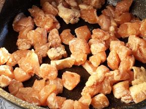 平底锅加入占满锅底的一点点油，将鸡胸肉如锅打散，中小火煎制。