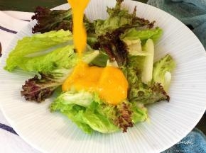 洗净控干水分的蔬菜撕成小块，一层蔬菜，淋一层果酱。