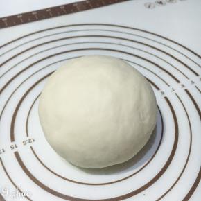 如图，揉至面团光滑光滑的就好。