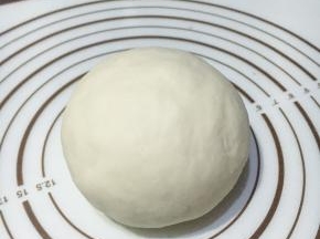 如图，揉至面团光滑光滑的就好。