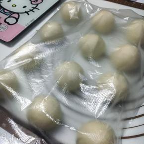 如图，揉至面团光滑光滑的就好。