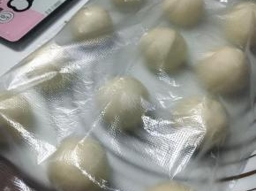 如图，揉至面团光滑光滑的就好。