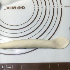 收口朝上，搓成差不多18厘米的长条，一端压扁平。