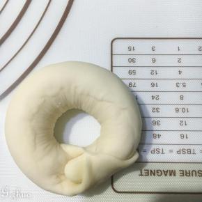 另一头包入，捏紧。收口朝上，同一个方向。