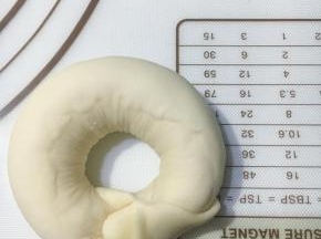 另一头包入，捏紧。收口朝上，同一个方向。