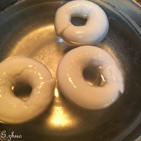 可用糖水煮30秒左右，1千克的水加40克的糖，水沸后关最小火，放入贝果，30秒左右捞出控干水份，放入垫好油纸的烤盘。