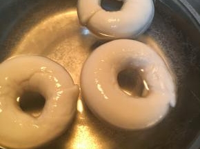 可用糖水煮30秒左右，1千克的水加40克的糖，水沸后关最小火，放入贝果，30秒左右捞出控干水份，放入垫好油纸的烤盘。