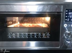 烤箱要提前预热，上火180度，下火170度，预热5分钟后，再放入烘烤20分钟。