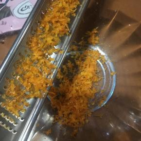 以上配方适用于学厨香槟金色迷你20连不粘蛋糕模具一份用量。
香橙洗净磨下表皮，不要白色那层以免苦涩。