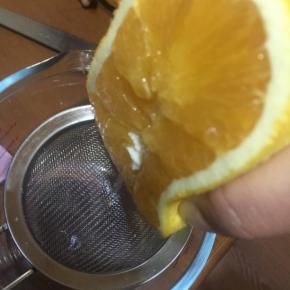 挤出橙汁，加入色拉油一同搅拌均匀，放一边备用。