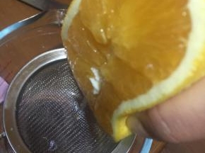 挤出橙汁，加入色拉油一同搅拌均匀，放一边备用。