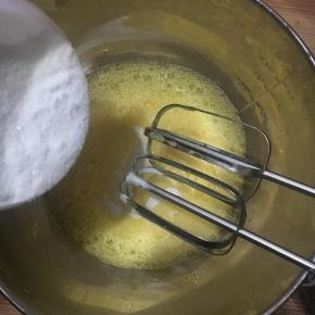 三个全蛋隔热水打至鱼眼泡泡状加入二分之一白砂糖继续打至细泡再加入第二次。