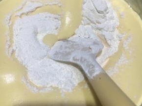 离开热水盆，过筛入蛋糕粉，翻拌均匀。