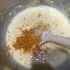 加入橙皮，再次翻拌匀。